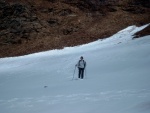 Heidi beim Rutschen auf dem Klostertaler Gletscher am Weg von der Schneeglocke zur Rotfluh