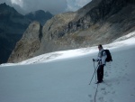 Heidi das erste mal am Seil und Steigeisen am Klostertalergletscher