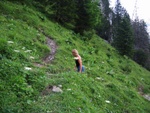 Anna beim Aufstieg zum Alpler See.