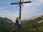 Anna und Ich beim Kreuz oberhalb von der Alpe Alplen.