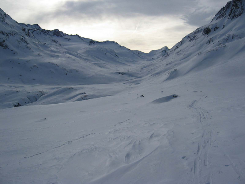 Blick ins Val Maighels, ganz hinten Passo Bornengo und rechts davon Piz Alo