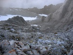 Blick hinunter in die Nordflanke des Altmann zur Absturzstelle; ca. bei den kleinen Schneeflecken.