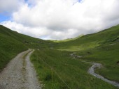 Blick unmittelbar hinter Strassberg zu den Alpen von Reckholdern.