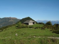 Blick von der Alp Casasco nach Osten zur Kapelle auf Ovrascio.