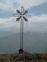 Susanne, Ich und Sabine beim riesigen Gipfelkreuz am Blossberg 2619m.