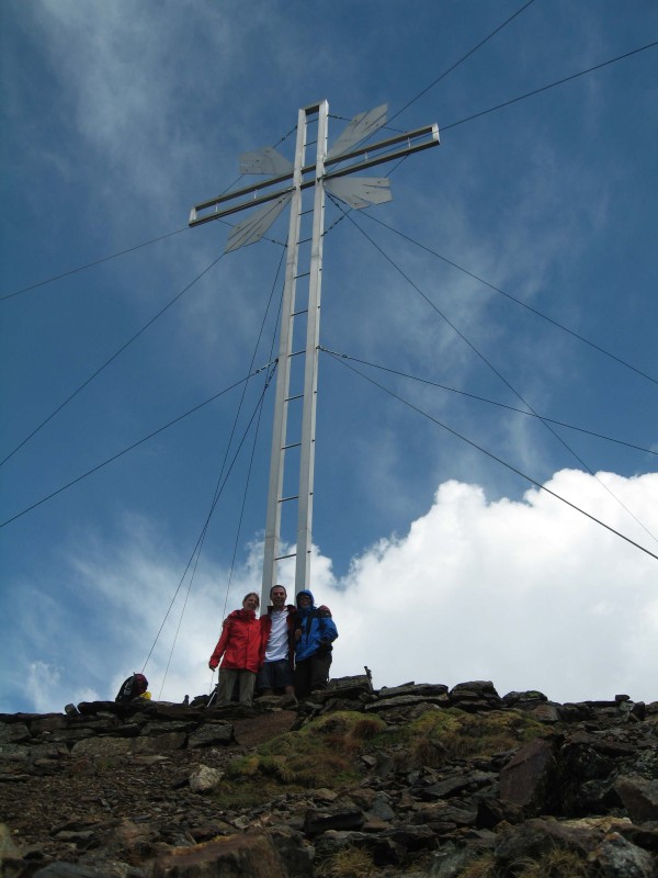 Sabine, Ich und Susanne beim riesigen Gipfelkreuz am Blossberg 2619m.