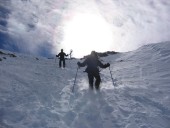 Volker und Horst beim Abstieg vom Gipfel zum Schidepot.