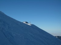 Kurz vor dem Gipfel. Im Vordergrund das Gipfelkreuz des Bullerschkopf, dahinter das Kreuz der Winterstaude.