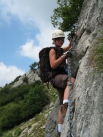 Silvia in den ersten Metern des Klettersteiges.