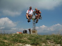 Silvia und Ich am Gipfelkreuz des Corni di Canzo 1373m.