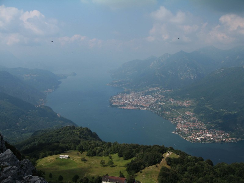 Blick &uuml;ber die Alpe Canzo auf den Comer See mit Mandello und Abbadia auf der rechten Seite.