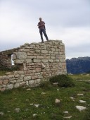 Ich auf Ruine am Monte Castelberto
