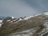 Blick am sch&ouml;nen alpinen H&ouml;henweg zwischen Bergseeh&uuml;tte und Chelenalph&uuml;tte vor zum Gw&auml;chtenhorn.