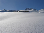 Die tief verschneite Alpe Contersa Duranna auf 1892m und im Hintergrund der Chistenstein