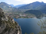 Blick nach Riva und Arco im Hintergrund. Rechts oben der Monte Stivo