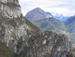 Blick Richtung Nordosten zum Cima S.A.T. Klettersteig mit der Bocca d'Enzima und genau dahinter die Kirche von Campi