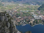 Tiefblick vom Cima Capi auf Riva del Garda