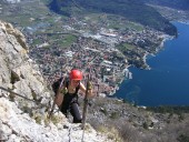 Beim Ausstieg aus der ersten langen Leiter hat man einem sensationellen Tiefblick auf Riva del Garda.