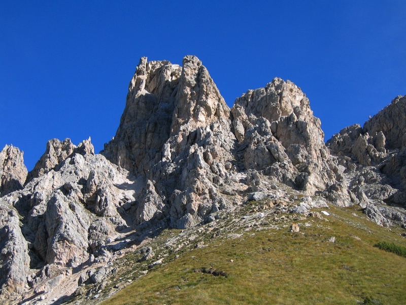 Blick auf den kurz bevorstehenden Klettersteig auf die Cir V Spitze.