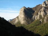 Blick aus dem Val del Gerenzone zur breiten nackten Felswand Corno Medale.