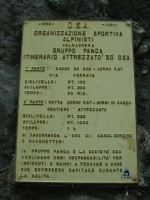 Informationstafel beim Einstieg des Klettersteigs.