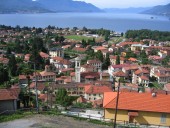 Blick hinab auf Maccagno am Lago Maggiore bei der Auffahrt ins Valle Veddasca.