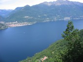 Blick von Campagnano nach Norden auf den Lago Maggiore mit Cannobio am Gegenufer und das kleine Bergdorf Orascio direkt unter uns.