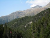 Blick von Ova Spin an der Ofenpassstrasse hinauf zum gestrigen Berggipfel, dem Monte Baselgia.