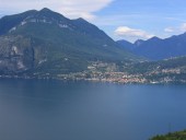 Blick nach Westen nach Menaggio. Von dort geht es weiter nach Westen zum Lago di Lugano.
