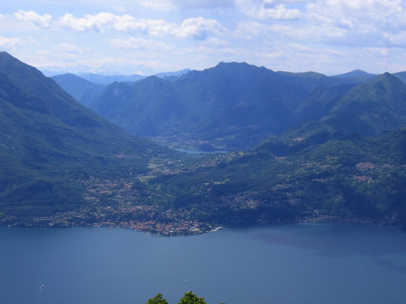 Blick nach Westen nach Menaggio. Dahinter der kleine Lago di Piano.