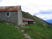 Vorbei an der aufgelassenen Alp Brento.