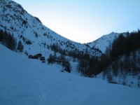 Juhu wieder auf Schitour. Heute geht&#8217;s von Monstein auf den Gletscher Ducan. Hier die noch im Schatten gelegene Oberalp im gleichnamigen Tal.