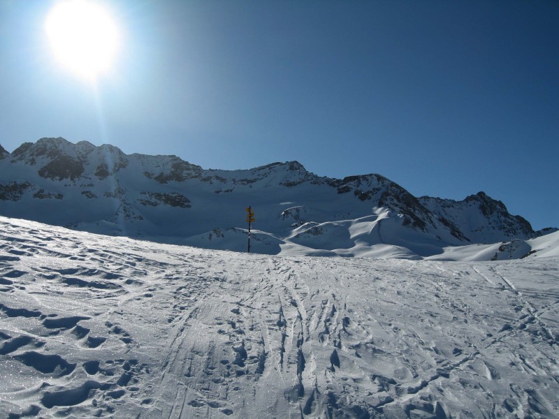 Am Fanezfurgga angekommen ergibt sich der erste tolle Blick zum heutigen Ziel, dem Gletscher Ducan, wenig rechts hinter dem Wegweiser.