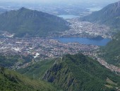 Hervorragender Tiefblick vom Gipfel des Monte Due Mani auf Lecco und die Seen