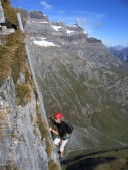 Eva auf der einzigen Leiter im Klettersteig.