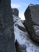 Frischer Neuschnee am schattig gelegenen Einstieg in den Klettersteig.