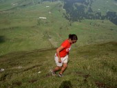 Laila beim Aufstieg, in der Tiefe die Alpe Torloch.