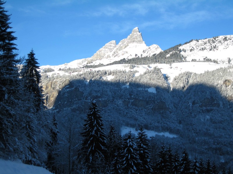 Super Blick hinauf zur Gegentalseite mit dem Autofreien Braunwald und dem Klettersteig &uuml;ber die beiden Zacken in der Bildmitte.