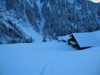 L&auml;ssig verschneite Zaunpfl&ouml;cke um die Alpe am Bodmenberg.