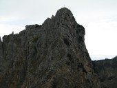 Blick kurz vor der Gelben Scharte auf den Friedberger Klettersteig hinauf zum Schartschrofen.