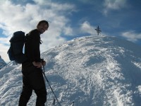 Sebastian auf den letzten Metern zum Gipfelkreuz &uuml;ber Buckelpiste &auml;hnlichen Verh&auml;ltnissen.