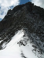 Vor lauter Faszination im Aufstieg hab ich das fotografieren vergessen, hier bereits in der Patrolscharte (2846m) mit Blick zum Gipfelkreuz der Parseierspitze