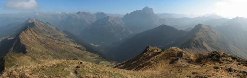 Panoramablick vom Gr&uuml;nhorn nach S&uuml;dosten mit Baad im Tal und dem B&auml;renkopf und Widderstein in der Bildmitte.