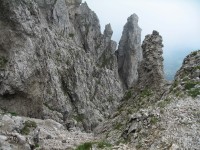 Die letzten Meter hinauf zum Colle Val Secchi (H) geht es durch steile Rinne.