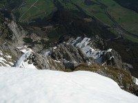 Blick vom Gipfel hinab auf weite Teile des genialen pfiffigen S&uuml;dgratanstiegs.