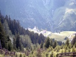 Blick auf das kleine Bergdorf Kaisers