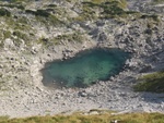 Blick hinab auf den glasklaren Laufbichelsee.