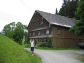 Volker bei der Wanderkarte auf Ahornach.