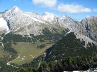 Blick vom Punkt 2093m hinab aufs Karwendelhaus und Hochalm. Dahinter die Grabenkarspitze, ganz rechts da &#8222;neue&#8220; Ziel f&uuml;r Heute das Hochalmkreuz.