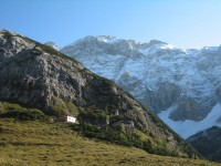 Ein letzter Blick bei der Abfahrt zur&uuml;ck zum Karwendelhaus und dahinter gerade noch die Birkarspitze und die &Ouml;dkarspitzen